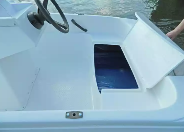 Стеклопластиковая лодка Пингвин с консолью (тримаран) в Туле