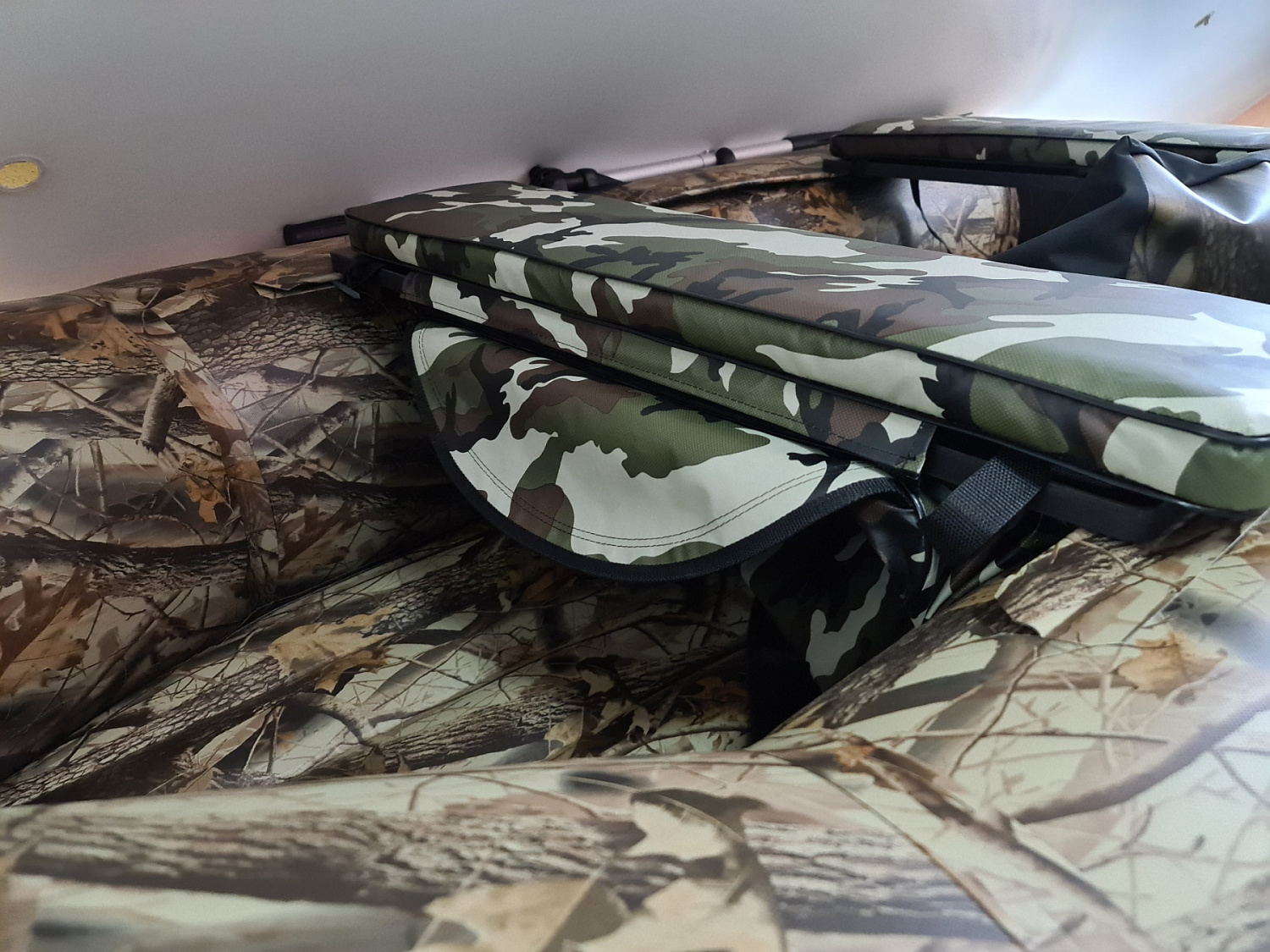 КОМПЛЕКТ МЯГКИХ НАКЛАДОК С СУМКОЙ ДЛЯ ЛОДОК 105Х20 КАМУФЛЯЖ в Туле